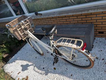 Vogue Damesfiets met Mand - Klaar voor de volgende Ronde!