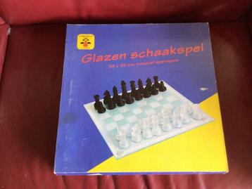 Glazen schaakspel