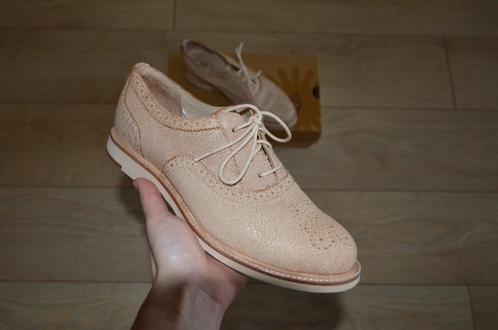 Beige UGG W Caelyn Oxford schoenen - maat 37, Kleding | Dames, Schoenen, Zo goed als nieuw, Overige typen, Beige, Verzenden