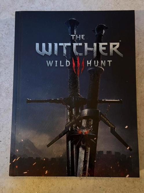 The Witcher 3 Hardcover Guide compleet met A Fractured Land, Spelcomputers en Games, Games | Overige, Zo goed als nieuw, Role Playing Game (Rpg)