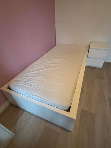 IKEA Malm Bed + Nachtkastje & Vesteroy Matras - afbeelding 1 IKEA Malm Bed + Nachtkastje & Vesteroy Matras - afbeelding 1
