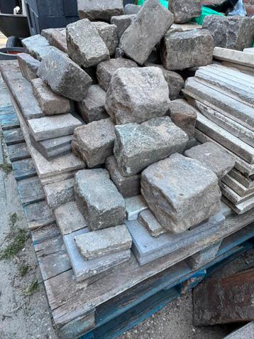 Gratis afvalstenen en opsluitbandjes