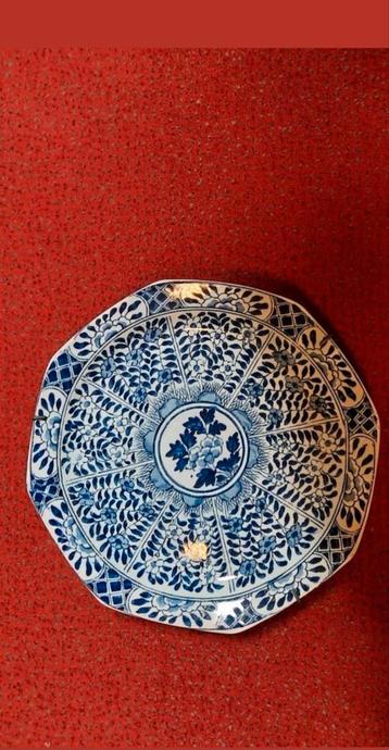 Achtkantig Kangxi stijl bord Regout blauw.