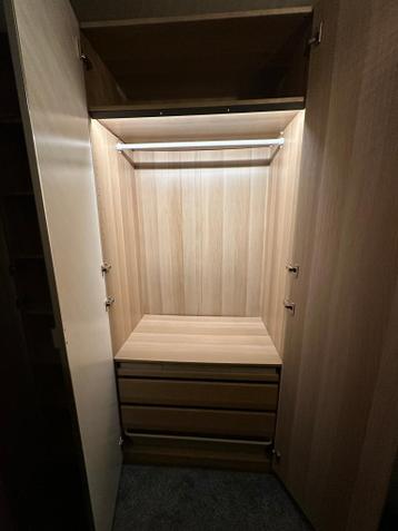 IKEA PAX kledingkast met LED-sensorverlichting - afbeelding 4 IKEA PAX kledingkast met LED-sensorverlichting - afbeelding 4