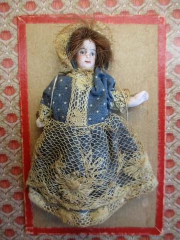 (201) Dertiende antiek popje voor het poppenhuis