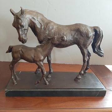 Bronzen beeld van een paard met veulen