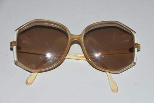 Vintage / Retro kunststof zonnebril jaren 60 of 70 met hoes, Sieraden, Tassen en Uiterlijk, Zonnebrillen en Brillen | Dames, Gebruikt