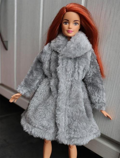 Barbie kleding nieuw - Bontjas winterjas jas licht grijs, Kinderen en Baby's, Speelgoed | Poppen, Nieuw, Barbie, Ophalen of Verzenden