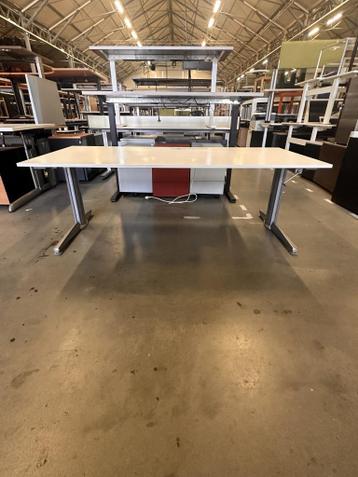 Bureau met slinger, stopcontact en kabelgoot 180x80 cm, 71st - afbeelding 2 Bureau met slinger, stopcontact en kabelgoot 180x80 cm, 71st - afbeelding 2