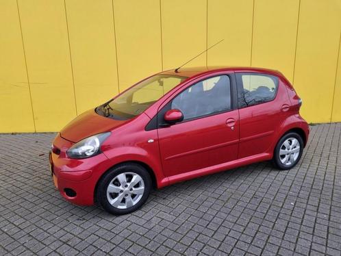 Toyota AYGO 5drs Aspiration Red 1.0 12V NL AUTO / NAP /, Auto's, Toyota, Bedrijf, Aygo, ABS, Airbags, Airconditioning, Centrale vergrendeling