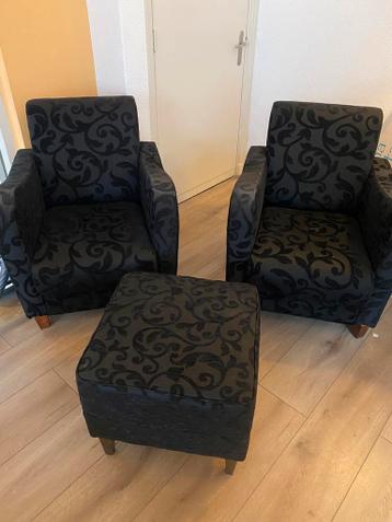2 stoelen met poef