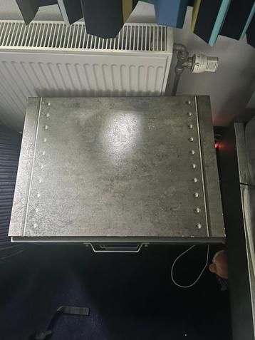 Nachtkastje en Kledingkast - Industrieel Design