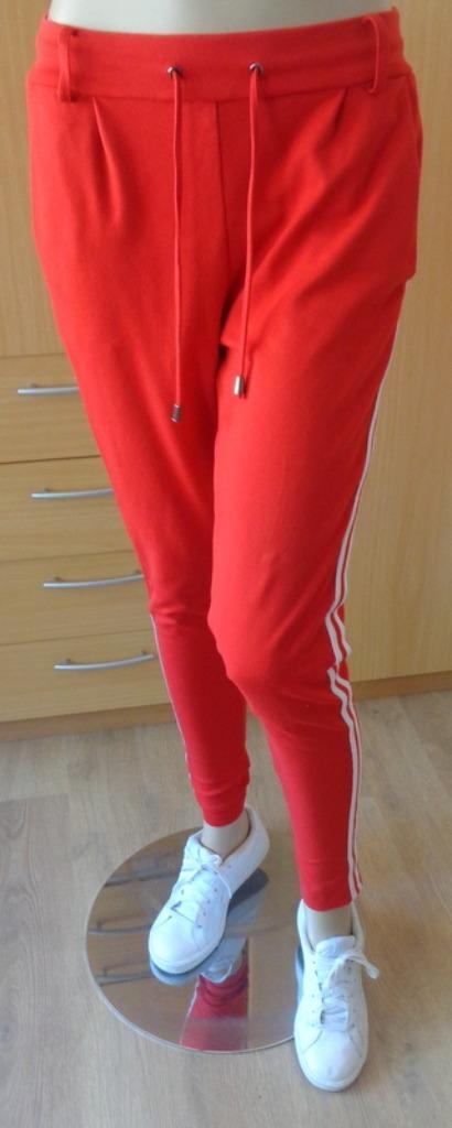 NORAH rode sportieve broek met zijstreep maat 36, Kleding | Dames, Broeken en Pantalons, Gedragen, Maat 36 (S), Rood, Lang, Verzenden