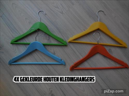 4x GEKLEURDE HOUTEN KLEDINGHANGERS GRATIS, Kleding | Dames, Kledinghangers, Zo goed als nieuw, Hout, Kinderen, Ophalen of Verzenden