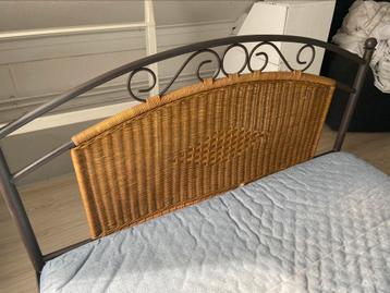 Rotan bedframe met nachtkastjes