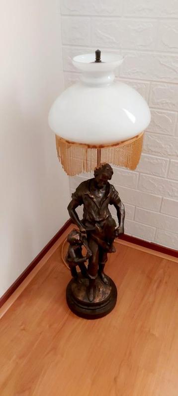 Lamp met bronskleurig beeld