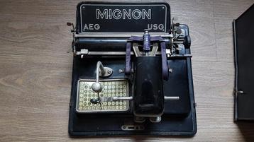 Typemachine Mignon AEG antiek met deksel