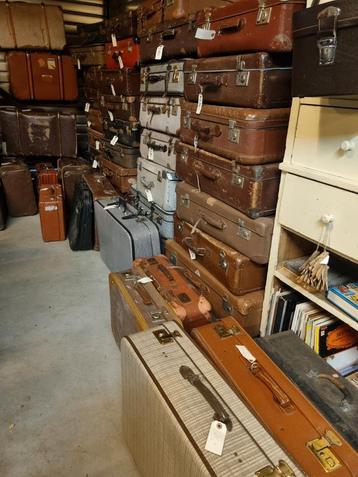 Koffer ,oude koffers,rieten mand ,oude kisten. 