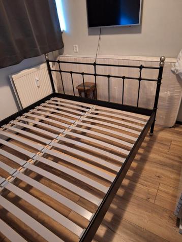 IKEA SVELVIK Bedframe 180x200 + Lattenbodem - afbeelding 2 IKEA SVELVIK Bedframe 180x200 + Lattenbodem - afbeelding 2