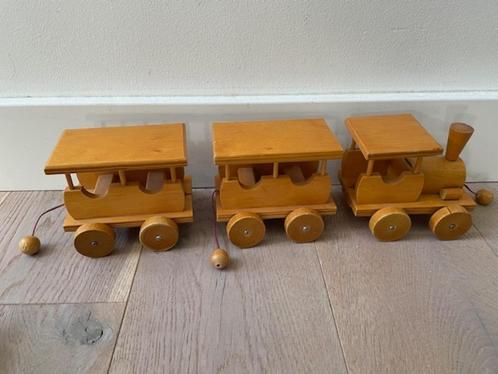 Vintage houten trein. Locomotief met 2 wagons hout., Kinderen en Baby's, Speelgoed | Houten speelgoed, Zo goed als nieuw, Rij- of Hobbelspeelgoed