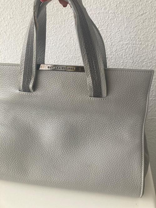 Fabiana Filippi leather leer grey bag studs tas, Sieraden, Tassen en Uiterlijk, Tassen | Schoudertassen, Zo goed als nieuw, Overige merken
