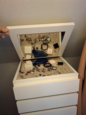 Ikea smalle hoge Malm ladekast met spiegel - Wit - afbeelding 3 Ikea smalle hoge Malm ladekast met spiegel - Wit - afbeelding 3