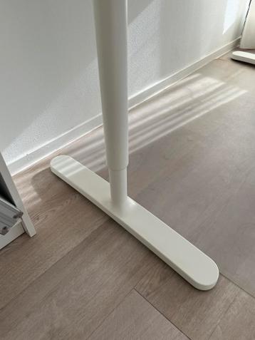 Bureau Ikea - In hoogte verstelbaar - afbeelding 6 Bureau Ikea - In hoogte verstelbaar - afbeelding 6