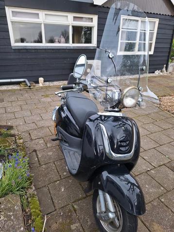 Retro scooter te koop. Mag voor weinig weg