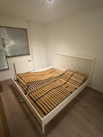 IKEA IDANÄS bedframe 180x200 wit + 2 lattenbodems - afbeelding 4 IKEA IDANÄS bedframe 180x200 wit + 2 lattenbodems - afbeelding 4