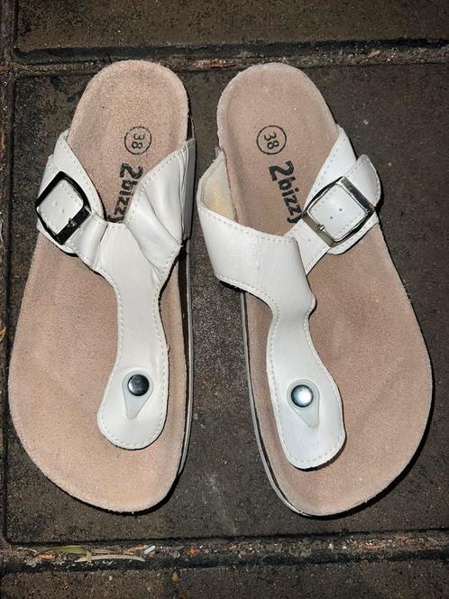 Leuke witte teenslippers, Kleding | Dames, Schoenen, Zo goed als nieuw, Slippers, Wit, Ophalen of Verzenden