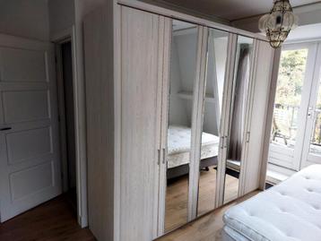 Ruime kledingkast met spiegeldeuren - afbeelding 2 Ruime kledingkast met spiegeldeuren - afbeelding 2