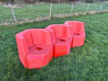 Tuinstoelen: 6 Rood & 2 Blauw, tafels: 1 rood & 1 blauw