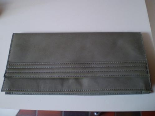 Grijze clutch / handtas met leuk details., Sieraden, Tassen en Uiterlijk, Tassen | Damestassen, Gebruikt, Handtas, Grijs, Ophalen of Verzenden