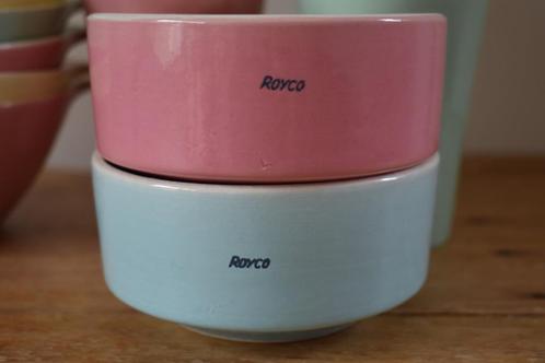 2 x Royco pastel soepkop met steel blauw en roze genummerd, Huis en Inrichting, Keuken | Servies, Gebruikt, Aardewerk, Ophalen of Verzenden