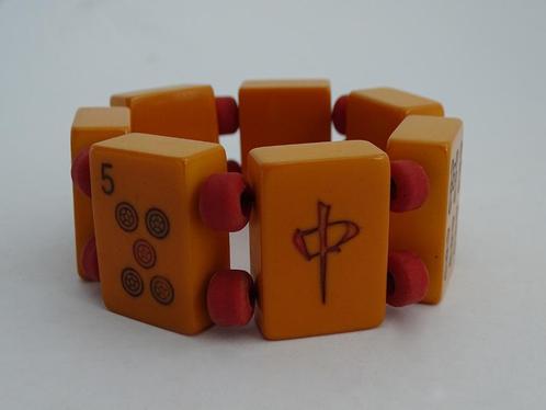 Vintage Bakeliet MahJong Stenen Armband met Rode Kraaltjes, Sieraden, Tassen en Uiterlijk, Antieke sieraden, Armband, Ophalen of Verzenden