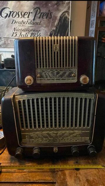 2 mooie complete werkende Philips bakelieten radio’s 