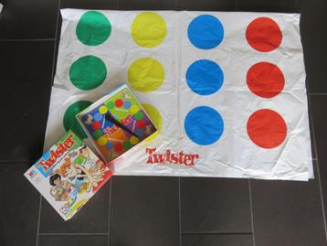 Twister, het familie spel op handen en voeten, vanaf 6 jaar.
