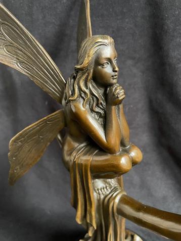 Bronzen meisje/elf zittend in maan gesigneerd groot brons