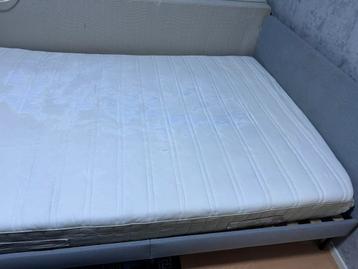 Gratis af te halen: bed (140 cm) met matras.