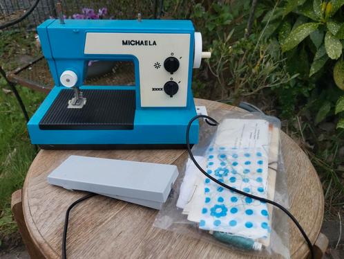 Retro blauwe speelgoed naaimachine Michaela, Hobby en Vrije tijd, Naaimachines en Toebehoren, Gebruikt, Naaimachine, Ophalen of Verzenden