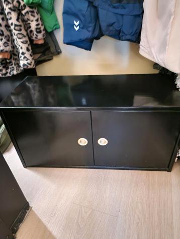 Zwarte Kast met Deuren - afbeelding 1 Zwarte Kast met Deuren - afbeelding 1