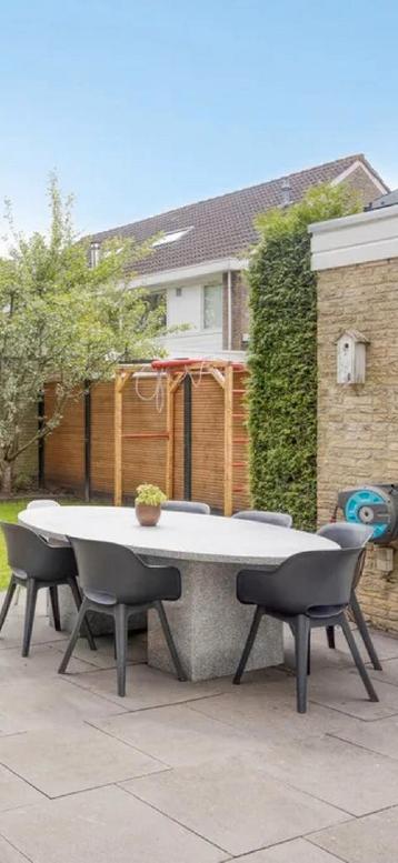 Ovale tafel van natuursteen, mag gratis weg