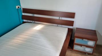 Bedframe, lattenbodem + nachtkastje IKEA (zonder matras) - afbeelding 1 Bedframe, lattenbodem + nachtkastje IKEA (zonder matras) - afbeelding 1