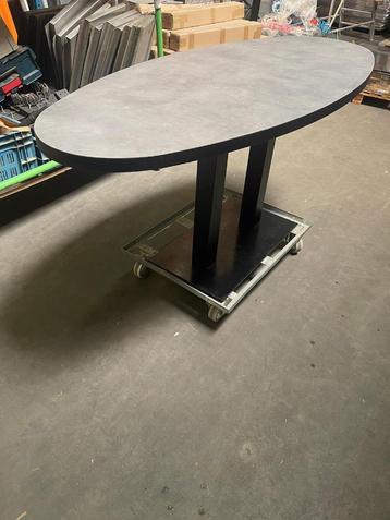 Design Eettafel betonlook tafel met zwart onderstel