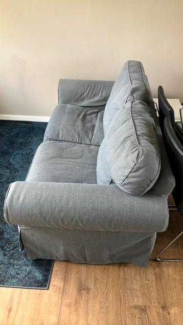 IKEA bank (EKTORP) met grijze bekleding en poef - afbeelding 3 IKEA bank (EKTORP) met grijze bekleding en poef - afbeelding 3