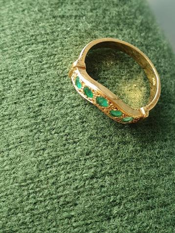 Gouden 22k ring met 5 smaragden