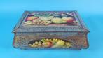 Vintage brocante metalen blik met fruit stilleven. 6C6