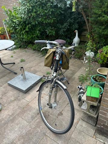 Damesfiets met fietstassen