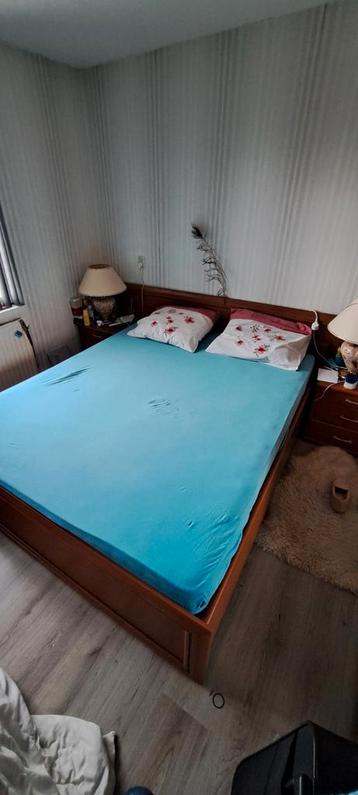 Gratis Tweepersoonsbed met lattenbodems en matras