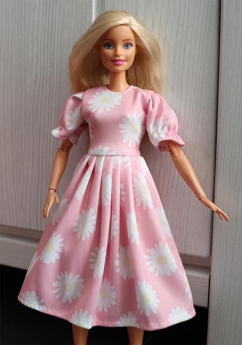 Barbie kleding nieuw - Halflange jurk roze met witte bloemen, Kinderen en Baby's, Speelgoed | Poppen, Nieuw, Barbie, Ophalen of Verzenden